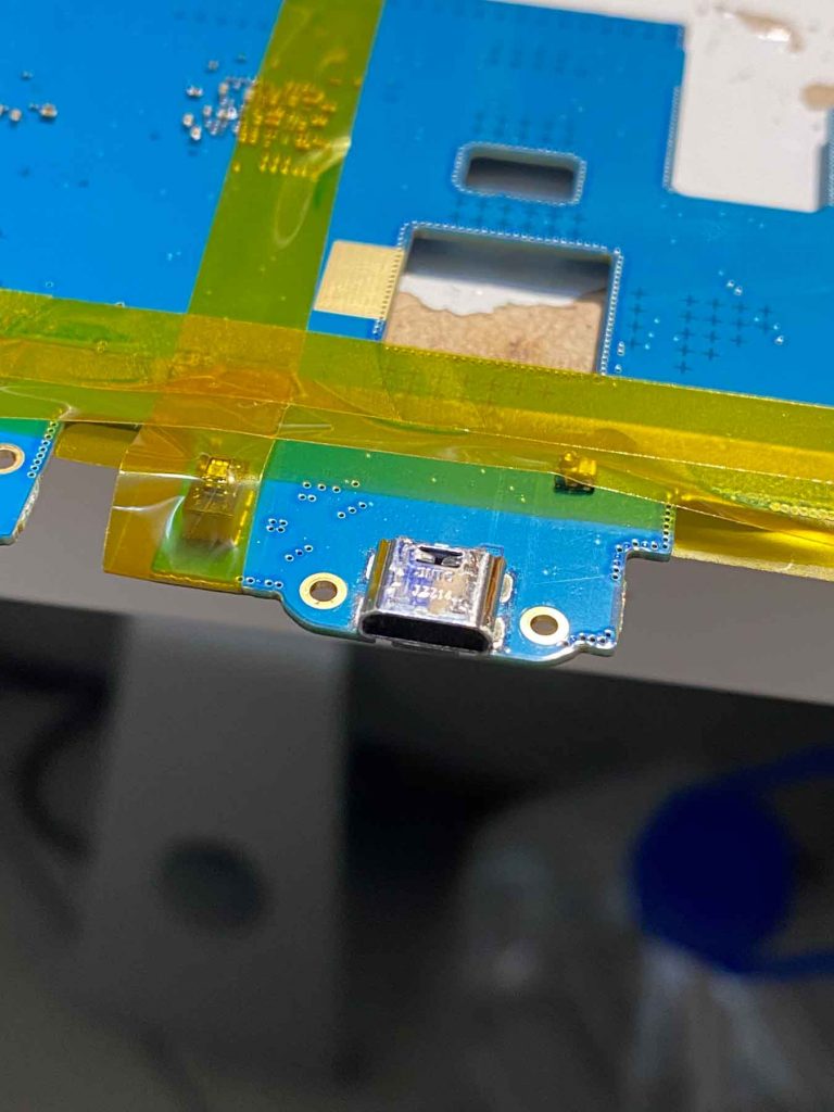 Sostituzione connettore di ricarica con saldatura a microscopio.
