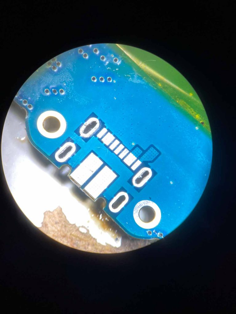 Sostituzione connettore di ricarica con saldatura a microscopio.